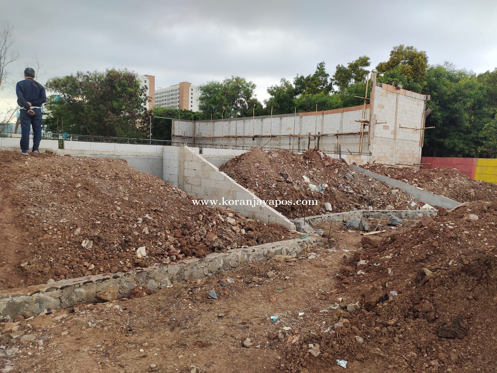 Diduga Proyek Tanpa Izin di Depan Rusunawa Nagrak Tetap Beroperasi, Instansi Terkait Diam?