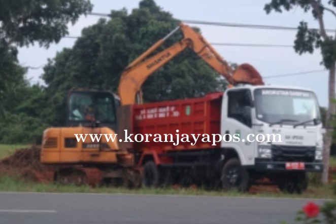 Truck Sampah Pemkab Tanah Bumbu Diduga Dijadikan Objek Bisnis Angkut Tanah Urugan Proyek